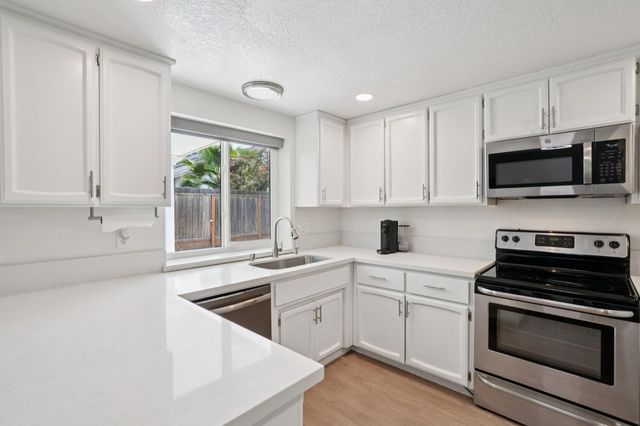 7041 Verdure Way, Elk Grove, CA 95758