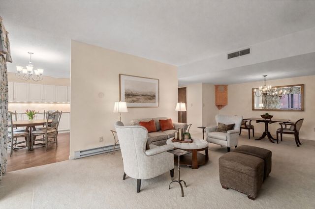65 Grove St 444, Wellesley, MA 02482
