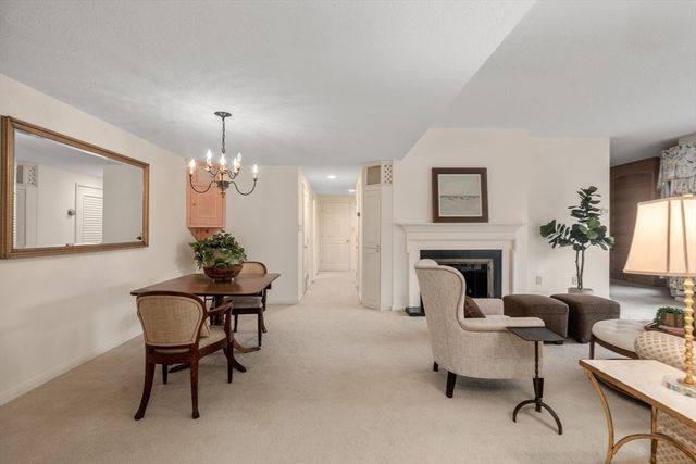 65 Grove St 444, Wellesley, MA 02482