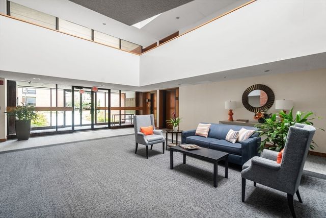 65 Grove St 444, Wellesley, MA 02482