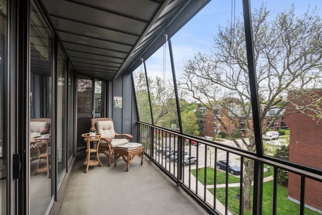 65 Grove St 444, Wellesley, MA 02482