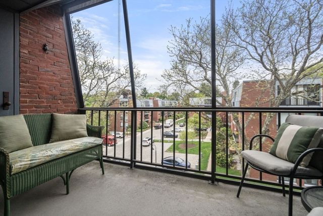 65 Grove St 444, Wellesley, MA 02482