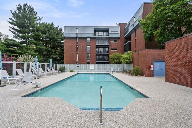 65 Grove St 444, Wellesley, MA 02482