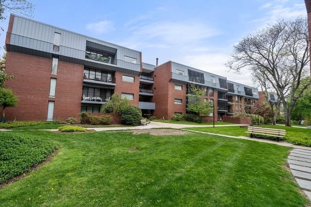 65 Grove St 444, Wellesley, MA 02482