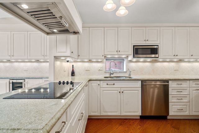 65 Grove St 444, Wellesley, MA 02482