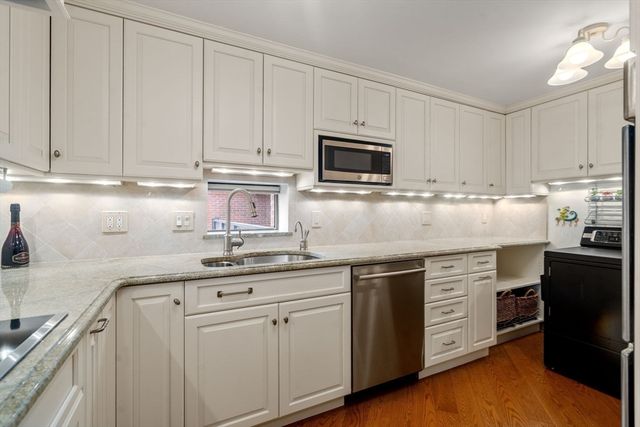 65 Grove St 444, Wellesley, MA 02482