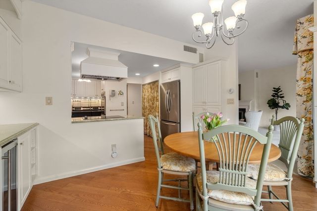 65 Grove St 444, Wellesley, MA 02482