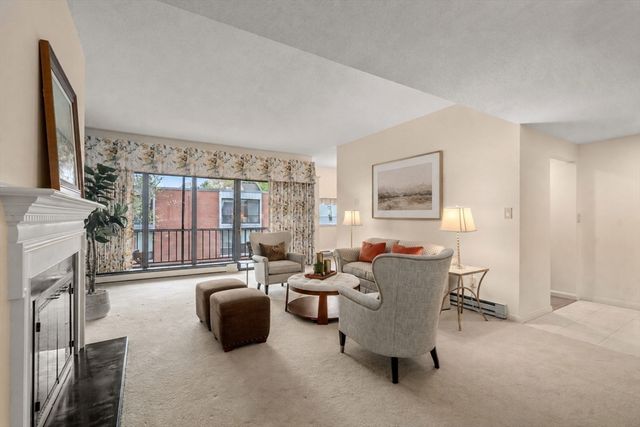 65 Grove St 444, Wellesley, MA 02482