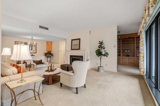 65 Grove St 444, Wellesley, MA 02482