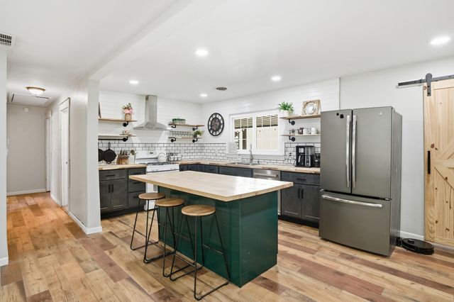 590 E Oak Hill Road, Chesterton, IN 46304