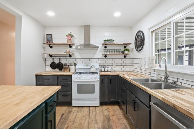 590 E Oak Hill Road, Chesterton, IN 46304