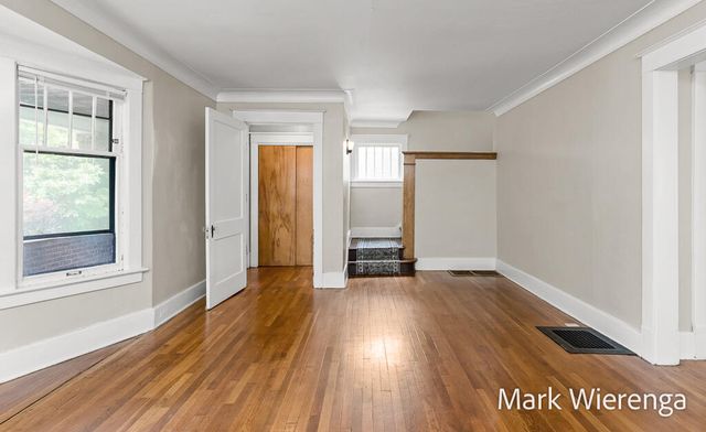 272 SE Henry Avenue, Grand Rapids, MI 49503