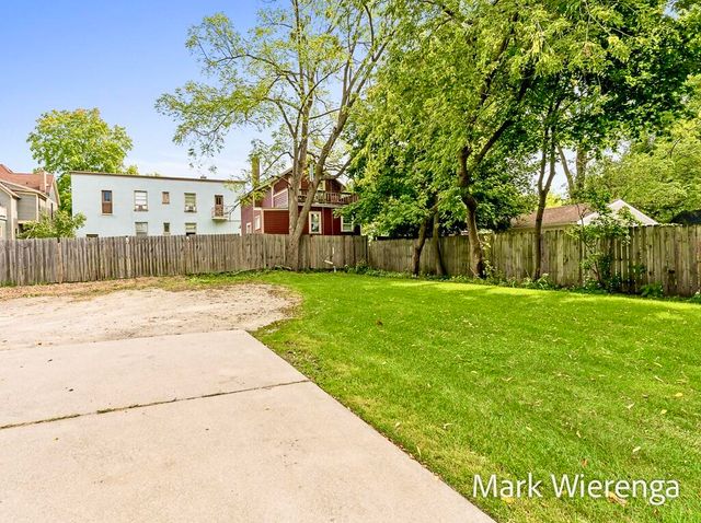 272 SE Henry Avenue, Grand Rapids, MI 49503