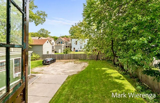 272 SE Henry Avenue, Grand Rapids, MI 49503