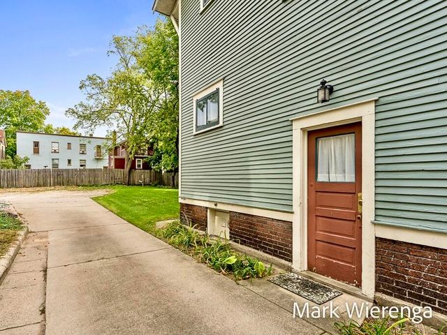 272 SE Henry Avenue, Grand Rapids, MI 49503