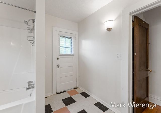 272 SE Henry Avenue, Grand Rapids, MI 49503