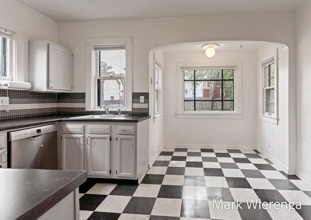 272 SE Henry Avenue, Grand Rapids, MI 49503