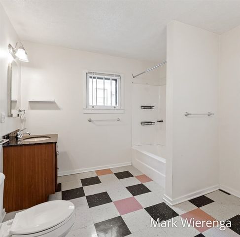 272 SE Henry Avenue, Grand Rapids, MI 49503