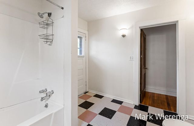 272 SE Henry Avenue, Grand Rapids, MI 49503