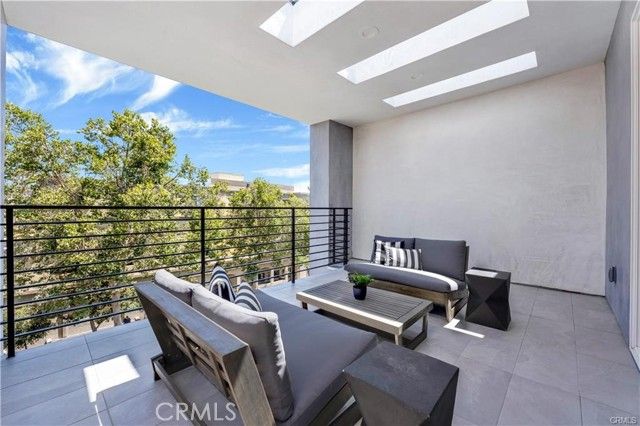 14570 Dickens Street, Sherman Oaks, CA 91403