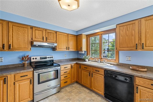 35 Signal Drive, Lancaster, NY 14086