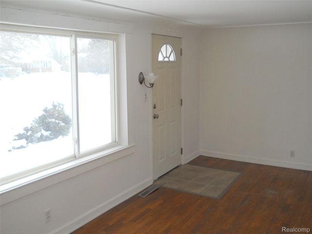 1064 Forest Avenue, Burton, MI 48509