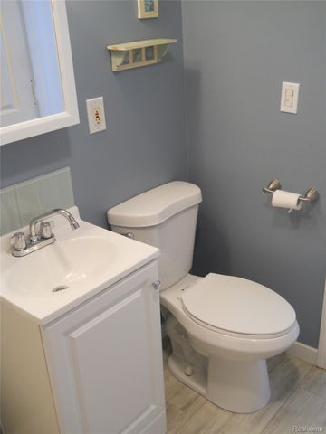 1064 Forest Avenue, Burton, MI 48509