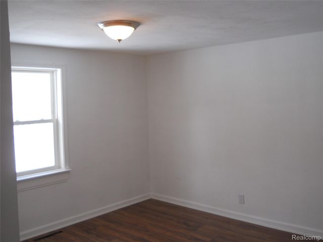 1064 Forest Avenue, Burton, MI 48509