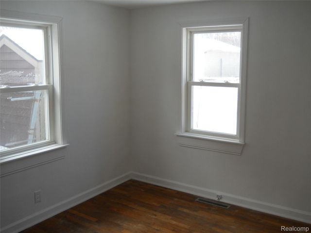 1064 Forest Avenue, Burton, MI 48509