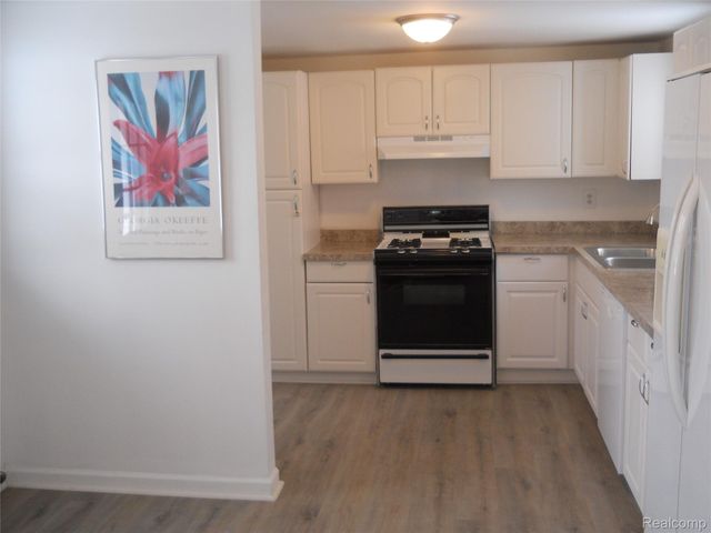 1064 Forest Avenue, Burton, MI 48509