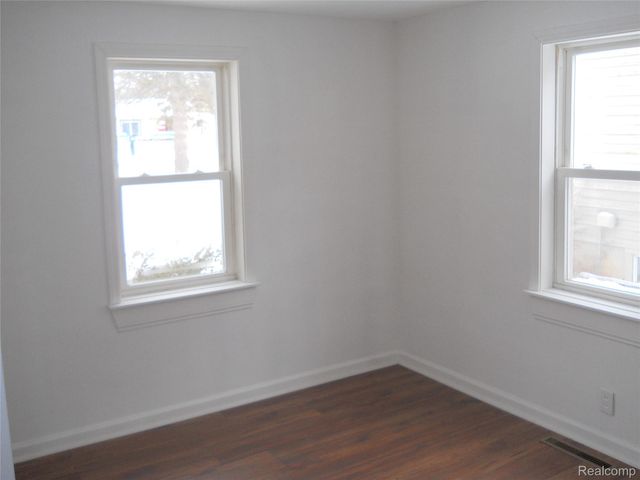 1064 Forest Avenue, Burton, MI 48509