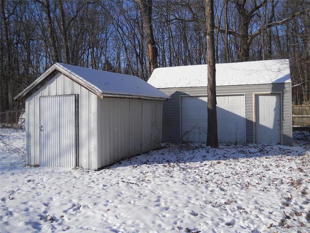 1064 Forest Avenue, Burton, MI 48509