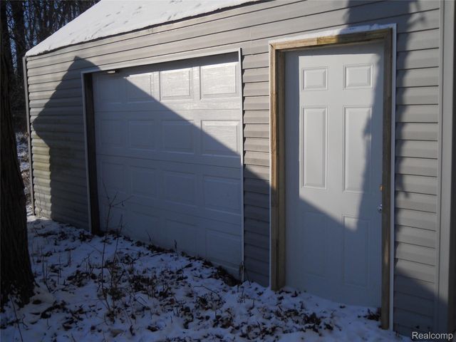 1064 Forest Avenue, Burton, MI 48509