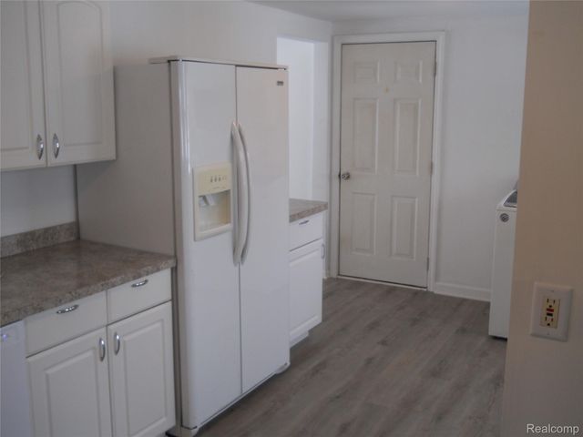 1064 Forest Avenue, Burton, MI 48509