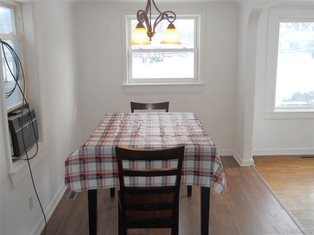 1064 Forest Avenue, Burton, MI 48509