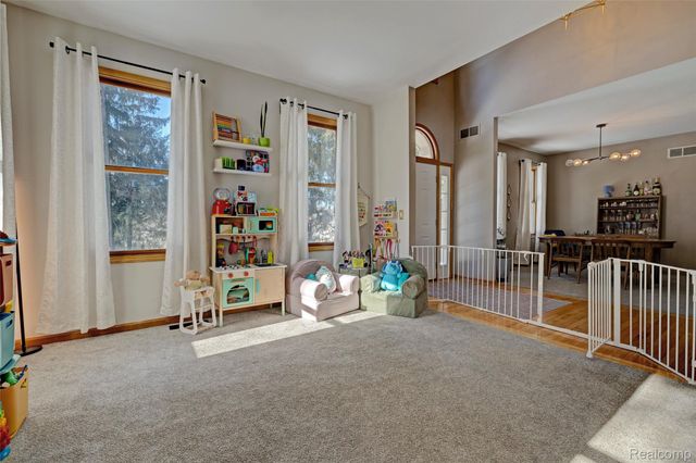 9619 Tree Top Court, Hamburg Township, MI 48169