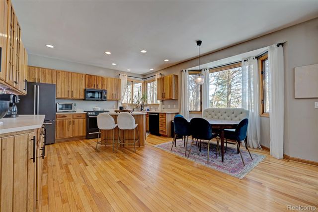 9619 Tree Top Court, Hamburg Township, MI 48169