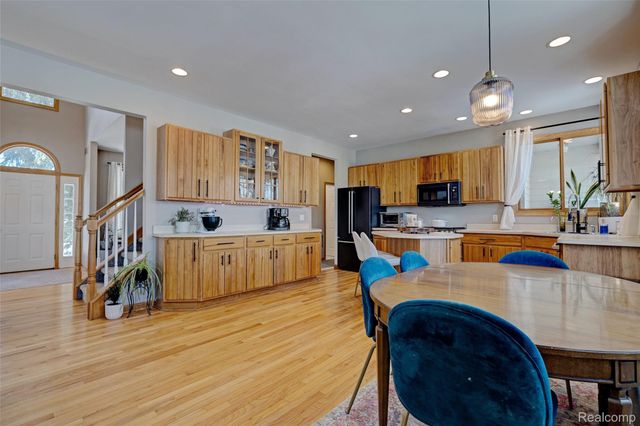 9619 Tree Top Court, Hamburg Township, MI 48169