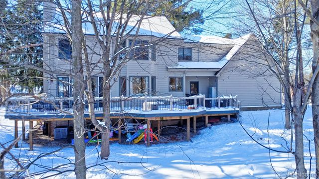 9619 Tree Top Court, Hamburg Township, MI 48169