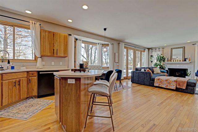 9619 Tree Top Court, Hamburg Township, MI 48169