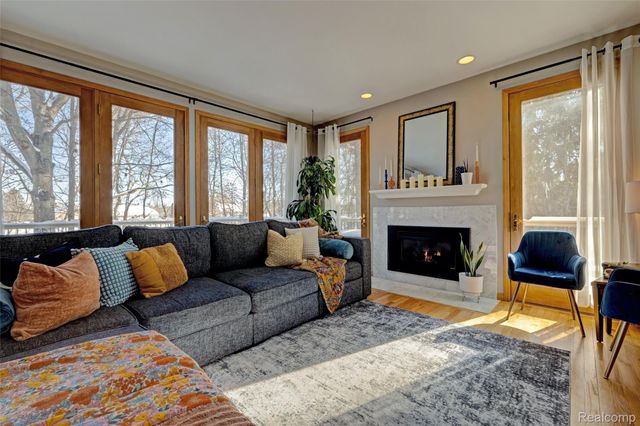 9619 Tree Top Court, Hamburg Township, MI 48169