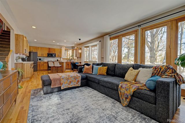 9619 Tree Top Court, Hamburg Township, MI 48169