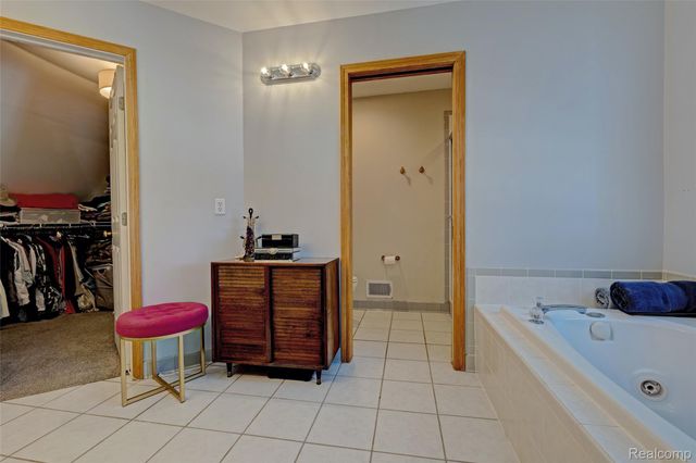 9619 Tree Top Court, Hamburg Township, MI 48169