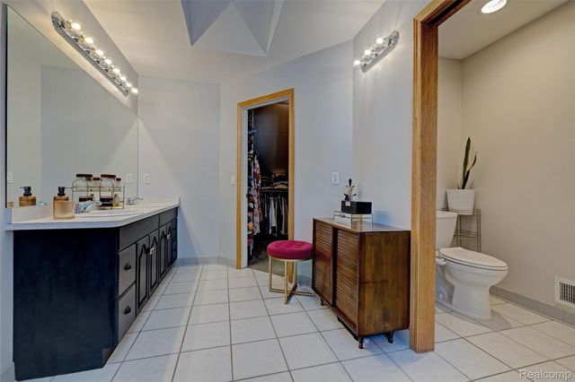 9619 Tree Top Court, Hamburg Township, MI 48169