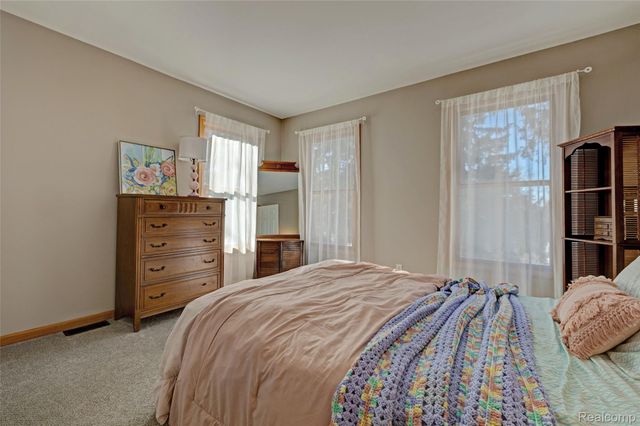 9619 Tree Top Court, Hamburg Township, MI 48169