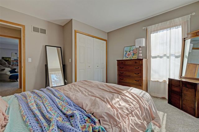 9619 Tree Top Court, Hamburg Township, MI 48169