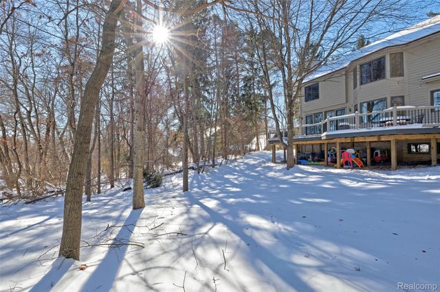 9619 Tree Top Court, Hamburg Township, MI 48169