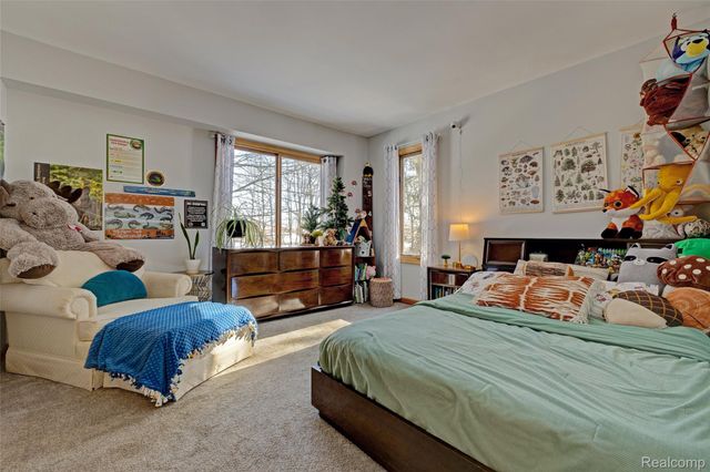 9619 Tree Top Court, Hamburg Township, MI 48169