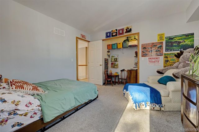 9619 Tree Top Court, Hamburg Township, MI 48169