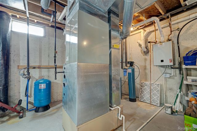 9619 Tree Top Court, Hamburg Township, MI 48169